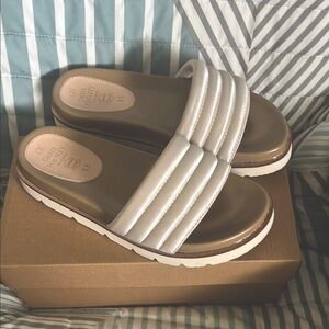 Oasis Society Women's Taupe Platform Slide Sandals